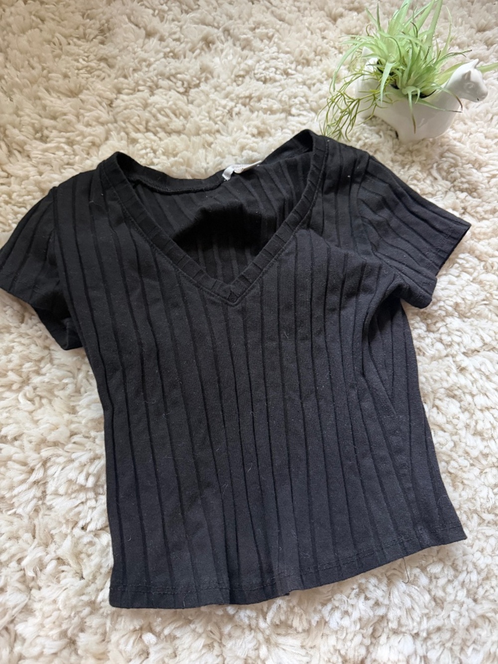 Bozzolo black short-sleeve cute simple ribbed V-neck top. Size Medium. Polyester